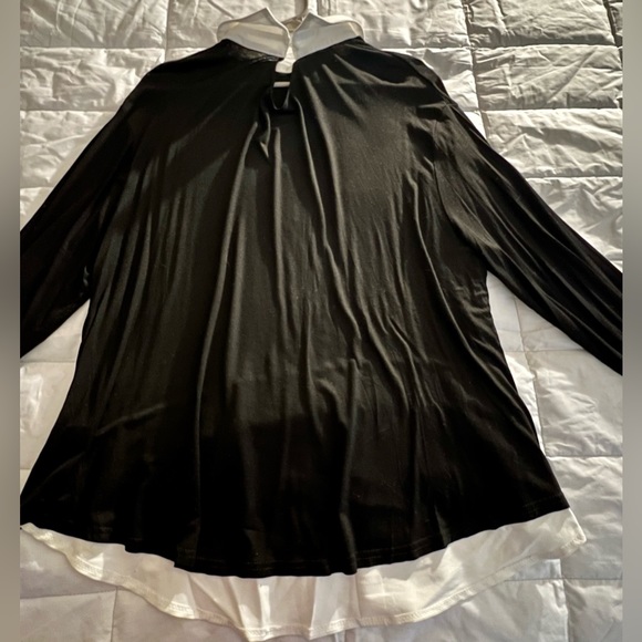 Like new black and white layered shirt. Women’s 1XL - Picture 2 of 6